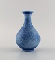 Gunnar Nylund (1904-1997) for Rörstrand. Vase i glaseret keramik. Smuk spættet 
glasur i blå nuancer. Midt 1900-tallet.

