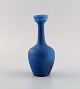 Gunnar Nylund (1904-1997) for Rörstrand. Smalhalset vase i glaseret keramik. 
Smuk glasur i blå nuancer. Midt 1900-tallet.
