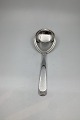 Hans Hansen 
Arvesølv No 15 
Sterling Silver 
Serving Spoon. 
Measures 21cm 
/ 8.27 inch
