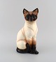 Goebel, West Germany. Large porcelain cat. 1970/80s.Measures: 27.5 x 16 cm.In excellent ...