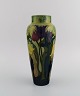 Zuid-Holland, Gouda. Antik art nouveau vase i glaseret keramik med håndmalede 
blomster og bladværk. Ca. 1900.
