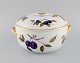 Royal Worcester, England. Large Evesham lidded tureen in porcelain decorated 
with fruits and gold rim. 1980s.
