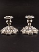 A pair of 
silver-plated 
candlesticks H. 
10 cm. Item No. 
507435