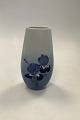 Lyngby 
Porcelain Vase 
With flowers No 
101-2-35
Measures 
18,5cm / 7.28 
inch