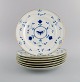 Syv Bing & Grøndahl Sommerfugl middagstallerkener i håndmalet porcelæn med 
guldkant. Modelnummer 25. Midt 1900-tallet.
