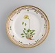 Royal Copenhagen Flora Danica frokosttallerken i håndmalet porcelæn med blomster 
og gulddekoration. Modelnummer 20/3550. 
