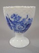 R.C. 10/1568  
Blå Blomst 
Svejfet 
Æggebæger
1. Sort.  H: 
6,5 cm.