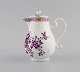 Antik og sjælden Meissen mokkakande i håndmalet porcelæn. Purpur blomster og 
guldekoration. Tidligt 1800-tallet.
