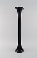 Colossal Murano floor vase in black mouth-blown art glass. Italian design, 
1980s.
