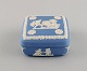 Wedgwood, England. Lidded trinket box in light blue stoneware with classicist 
scenes in white. Early 20th century.
