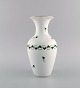 Herend vase in 
hand-painted 
porcelain. Mid 
20th century.
Measures: 26 x 
13 cm.
In excellent 
...