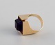Allan Børge Larsen. Danish goldsmith (active 1967-2006). Modernist vintage ring 
in 14 carat gold adorned with purple amethyst.
