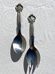 Vine with grape 
bunches in 
three-towered 
silver (830S) 
and steel. 
Salad cutlery 
manufactured by 
...