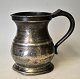 English pewter 
pint mug, 19th 
century. With 
handle. 
Unstamped. H.: 
13.5 cm.