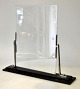 Funkis photo 
frame, 1930s, 
Germany. Black 
bakelite base. 
With faceted 
glass. L.: 30 
cm. H.: 26.5 
cm.