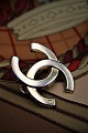 Vintage Chanel 
"CC" signature 
brooch in 
gold-plated 
metal.
Measures: 
3,7x5cm.