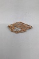 Bernhard Hertz 
Modern 14K Gold 
Brooch with 
pearl Measures 
2.3 cm x 5.2 cm 
(0.90 inch x 
2.04 ...