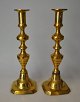 Pair of English 
brass 
candlesticks, 
19th century. 
Profiled stem 
with patterns. 
H.: 25 cm. One 
...