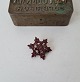 Old star-shaped 
garnet brooch
Diameter 3 cm.