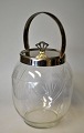 Bisquit bucket, 
approx. 1910. 
Clear glass 
with cuts. Lid 
and handle 
silver plated. 
H.: 16.5 cm. 
...