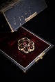 Antique brooch 
with beautiful 
red garnets. 
Dia.: 4cm.