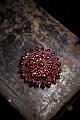 Antique brooch with beautiful red garnets. Dia.: 4cm.