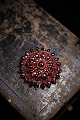 Antique brooch 
with beautiful 
red garnets. 
Dia.: 4cm.