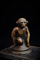 Decorative, small monkey in bronze with fine patina. Height: 8cm.