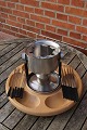Fondueset aus 
Edelstahl auf 
einem drehbaren 
Holztablett von 
Digsmed, 
Dänemark, und 
mit 2 x 6 ...