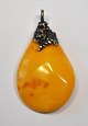 Amber pendant, 20th century Milk amber. With ring in silver. H.: 5.3 cm. W.: 2.8 cm.