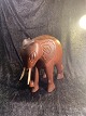 A large 
elephant in 
solid wood H 27 
cm