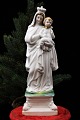 Dekorativ , 
gammel Madonna 
figur i 
porcelæn af 
Jomfru Maria 
med 
Jesusbarnet. 
Højde: 25cm.