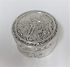 German round silver pill box (800). Diameter 5 cm. Height 5 cm. Lighter wear.