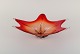 Stor Murano skål i rødligt og klart mundblæst kunstglas. 
1960/70