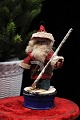 Gammelt 
juletræspynt , 
julemand på ski 
lavet af pap , 
vat og filt.
Sidder på 
lille pap æske 
...