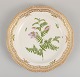 Royal Copenhagen Flora Danica tallerken i gennembrudt porcelæn med håndmalede 
blomster og gulddekoration. Modelnummer 20/3526.