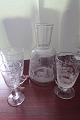 Water carafe and 3 glasses with the motiv of a 
deer/hart
2 Grogg/Toddy-glasses and 1 glass for the 
whitewine
Please note: the one glass for the whitewine has 
a mistake
Supposed Kastrup Glasværk glass work, Denmark
About 1900