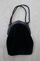 Vintage:
Beautiful 
little old 
handbag
Black fabric 
inside and 
outside
Beautiful 
closing item 
...