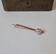 Vintage brooch 
in 14 kt gold 
with pearl 
Stamped 585 
Length 4 cm.