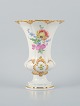 Meissen, Tyskland, stor vase håndmalet med blomster i mange farver samt 
gulddekoration.