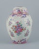 Samson, France, 
large porcelain 
lid bojan in 
oriental style.
Hand painted 
with floral 
motifs in ...