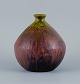 Marcello Fantoni, Italien, vase i lertøj med grøn og brun flydeglasur.
