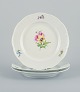Meissen, a set of three dinner plates in porcelain.
Hand painted with floral motifs.