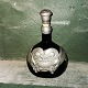 Grøn flaske i glas med Art Nouveau tin montering på krop og prop. I god stand. H. 18,5 cm. H. ...