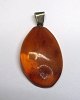 Polished amber 
pendant, 
Denmark. L .: 
3,5 cm. Weight: 
3.3 grams. With 
silver eyelet.