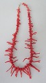 Red coral 
chain, 20th 
century. L .: 
47 cm.