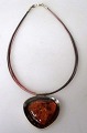 Amber necklace, 
sterling, 
20årh. Stamped. 
Chain length: 
38 cm.