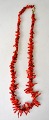 Red coral 
necklace, 20th 
century. 
Length: 46 cm.