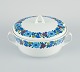 Paar, Bavaria, Jaeger & Co, Germany.
Large porcelain lidded tureen with floral motif.