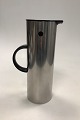 Large Stelton 
Stainless Erik 
Magnussen 
Termokande 
Measures 30cm 
/ 11.81 inch
Holds 1 liter